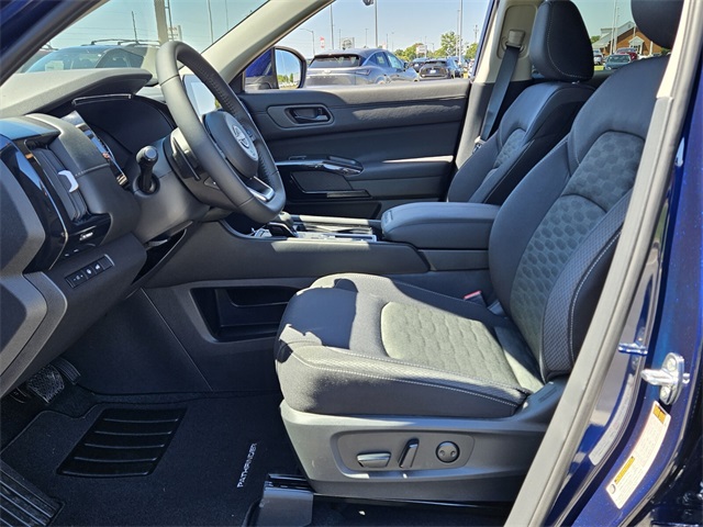 2025 Nissan Pathfinder SV photo 4
