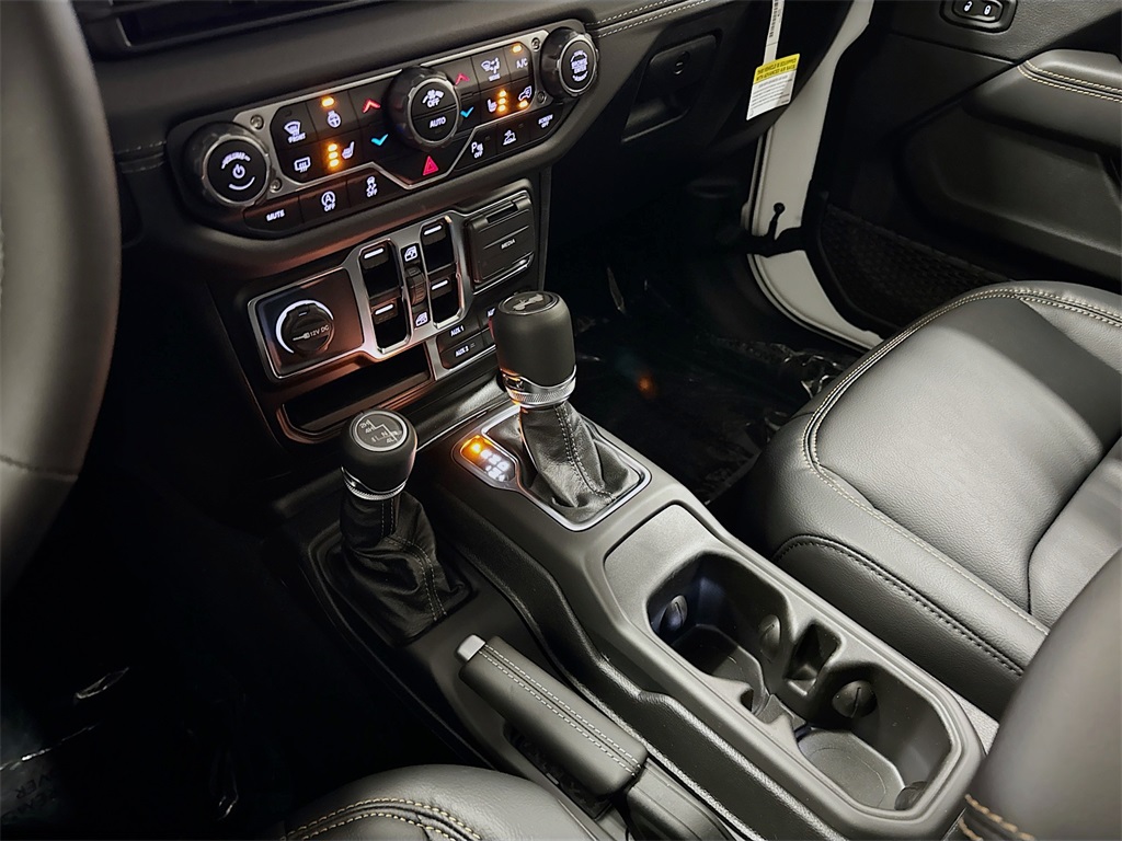 2025 Jeep Wrangler Sahara photo 29