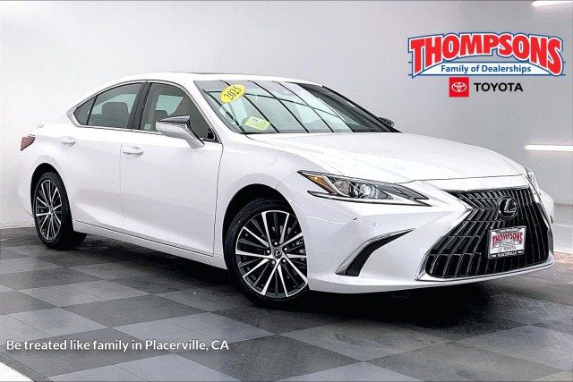 2025 Lexus ES Hybrid 300h's photo