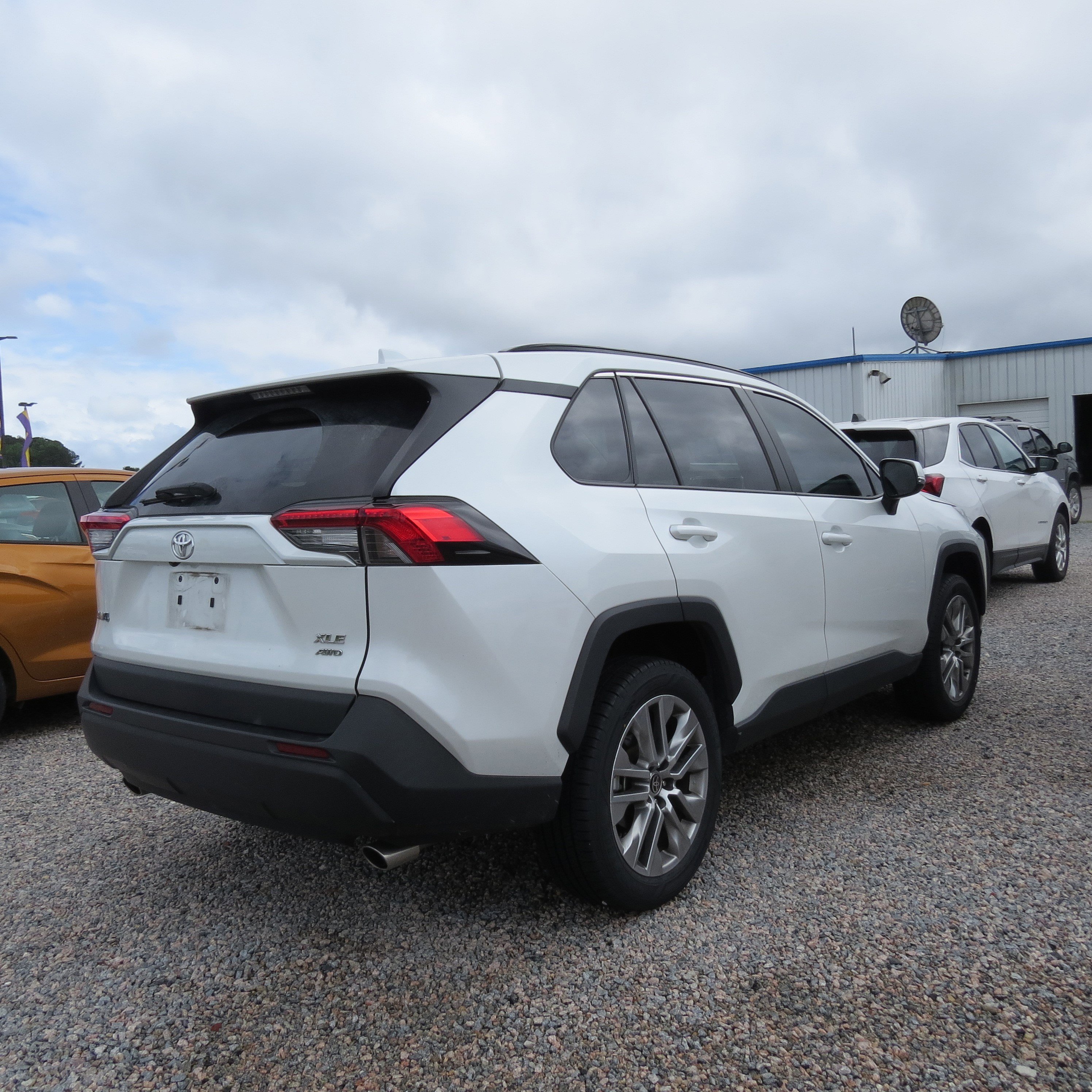2023 Toyota RAV4 XLE Premium photo 13
