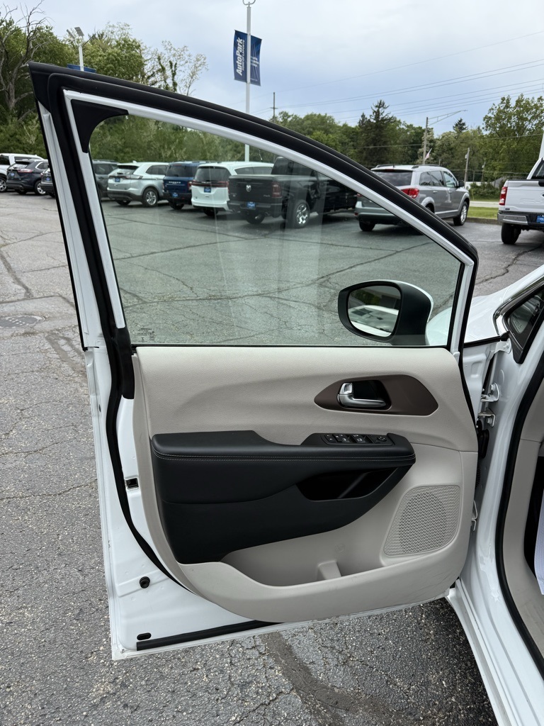 2023 Chrysler Voyager LX photo 19