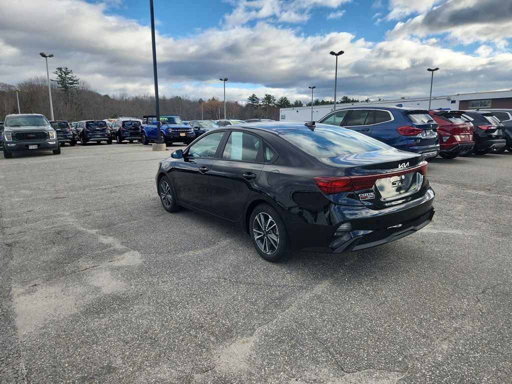 2023 Kia Forte LXS photo 2