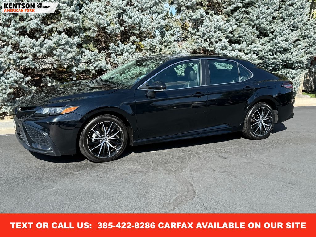 2024 Toyota Camry SE's photo