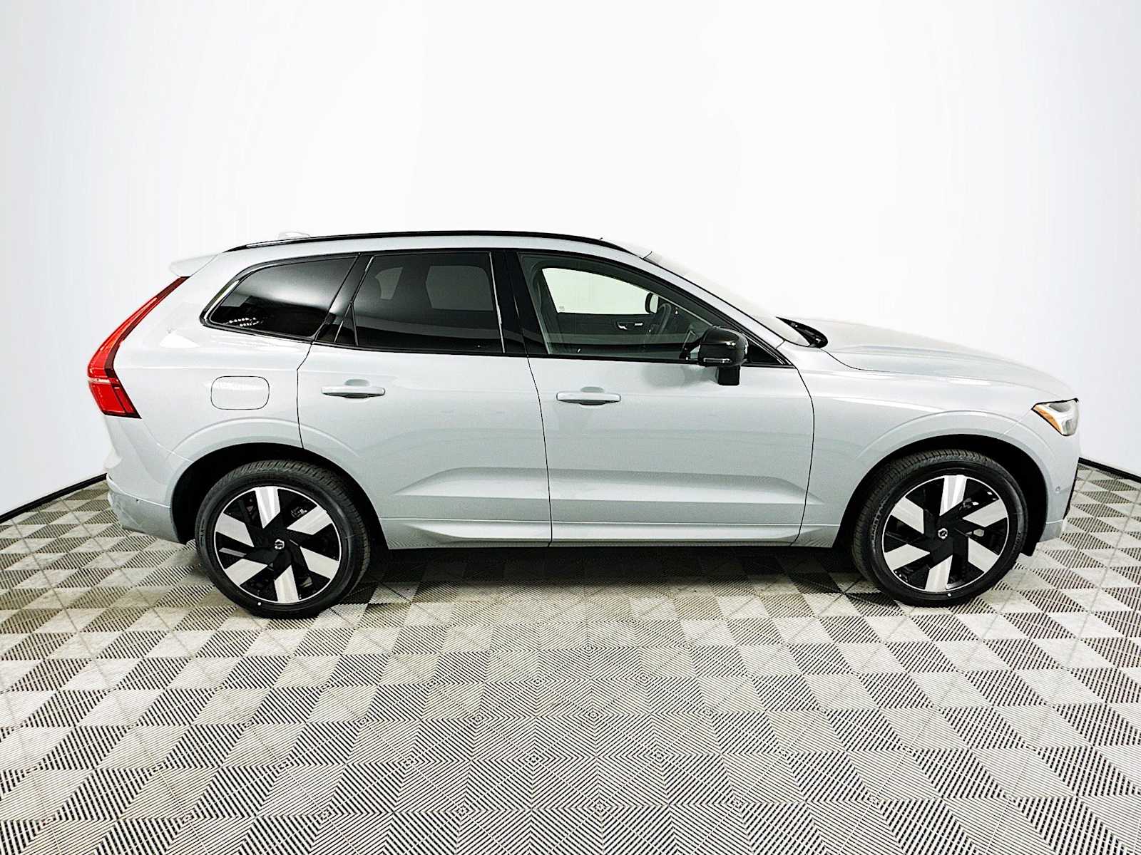 2025 Volvo XC60 T8 Plus photo 7