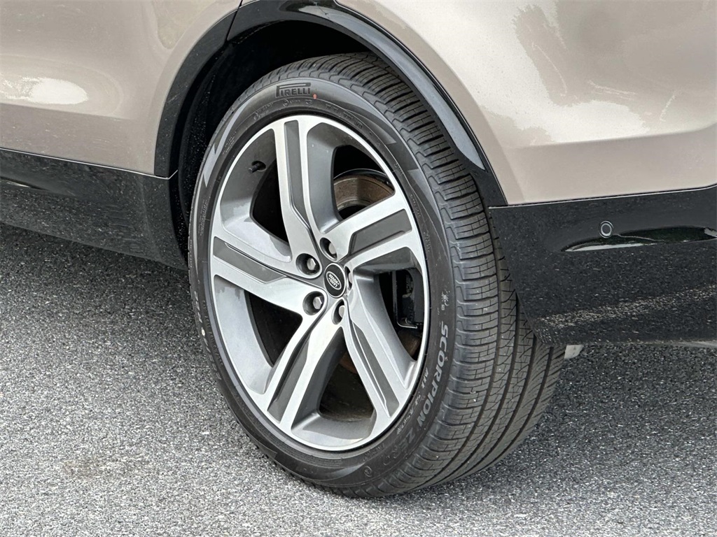 2025 Land Rover Discovery Metropolitan Edition photo 17