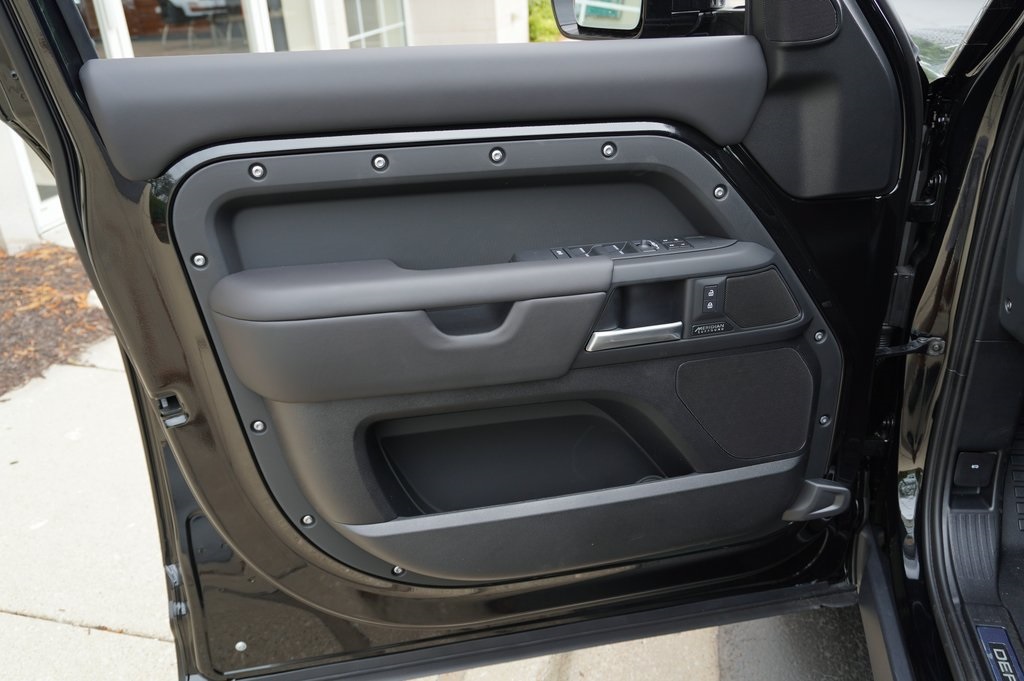 2025 Land Rover Defender 110 X-Dynamic SE photo 10