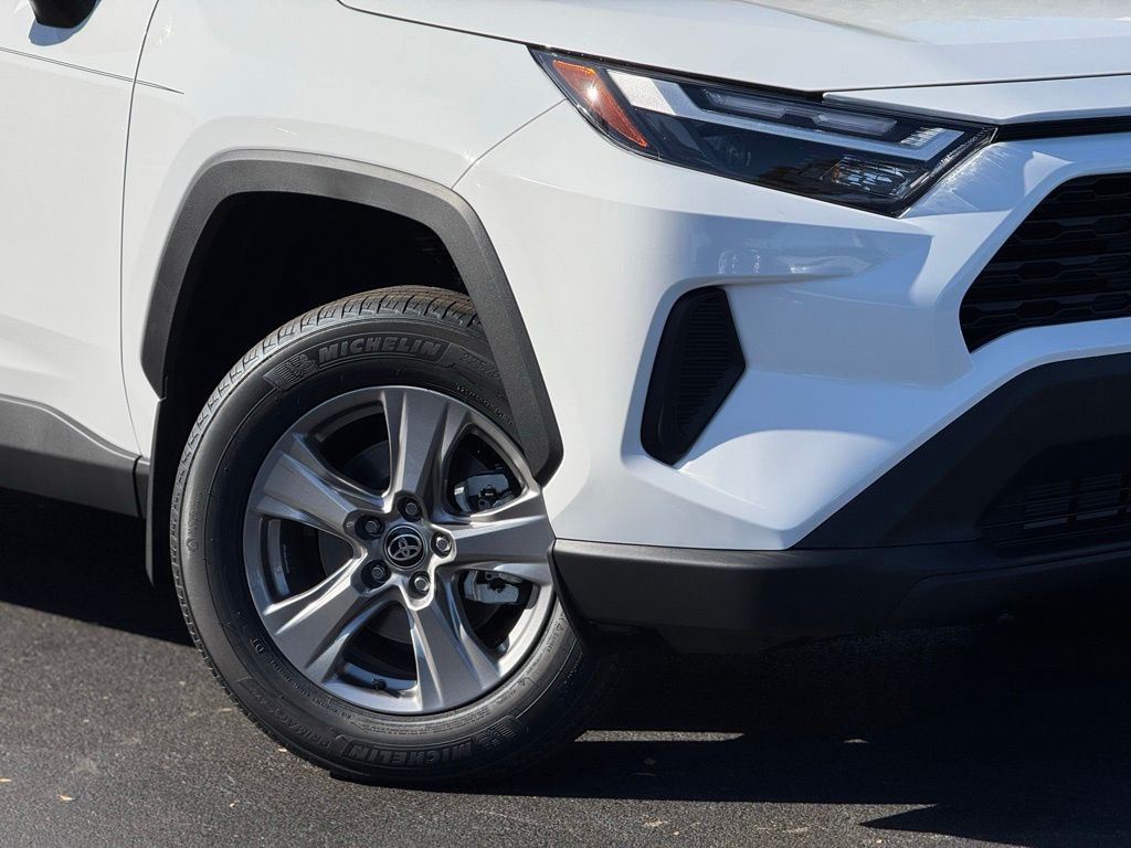 2025 Toyota RAV4 XLE photo 3