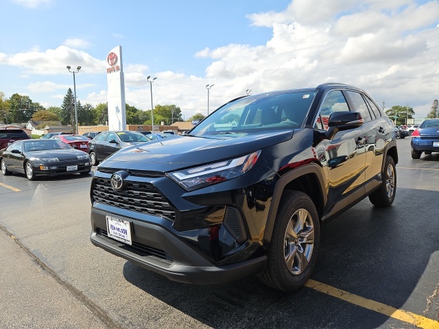 2025 Toyota RAV4 Hybrid XLE photo 4