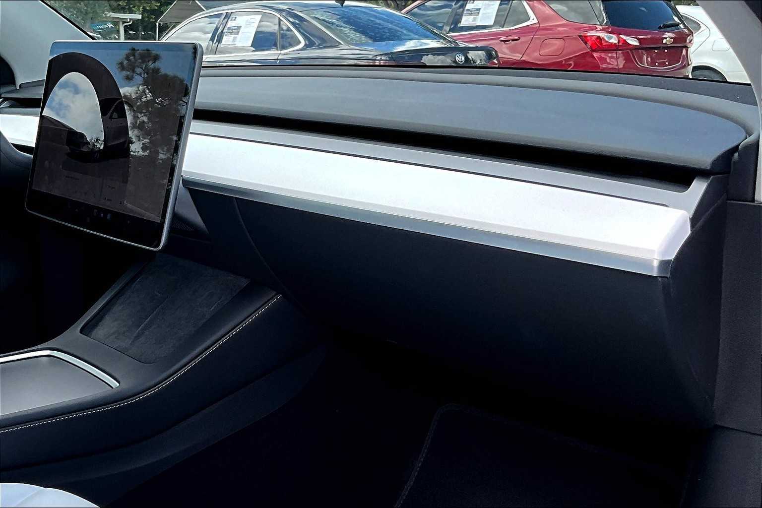 2024 Tesla Model Y Long Range photo 17