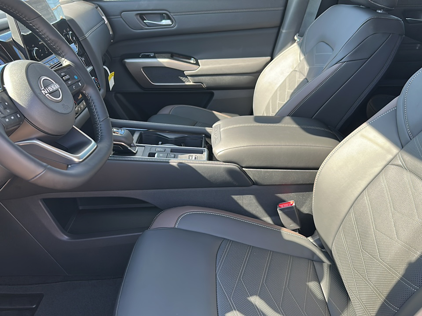 2025 Nissan Pathfinder Platinum photo 2