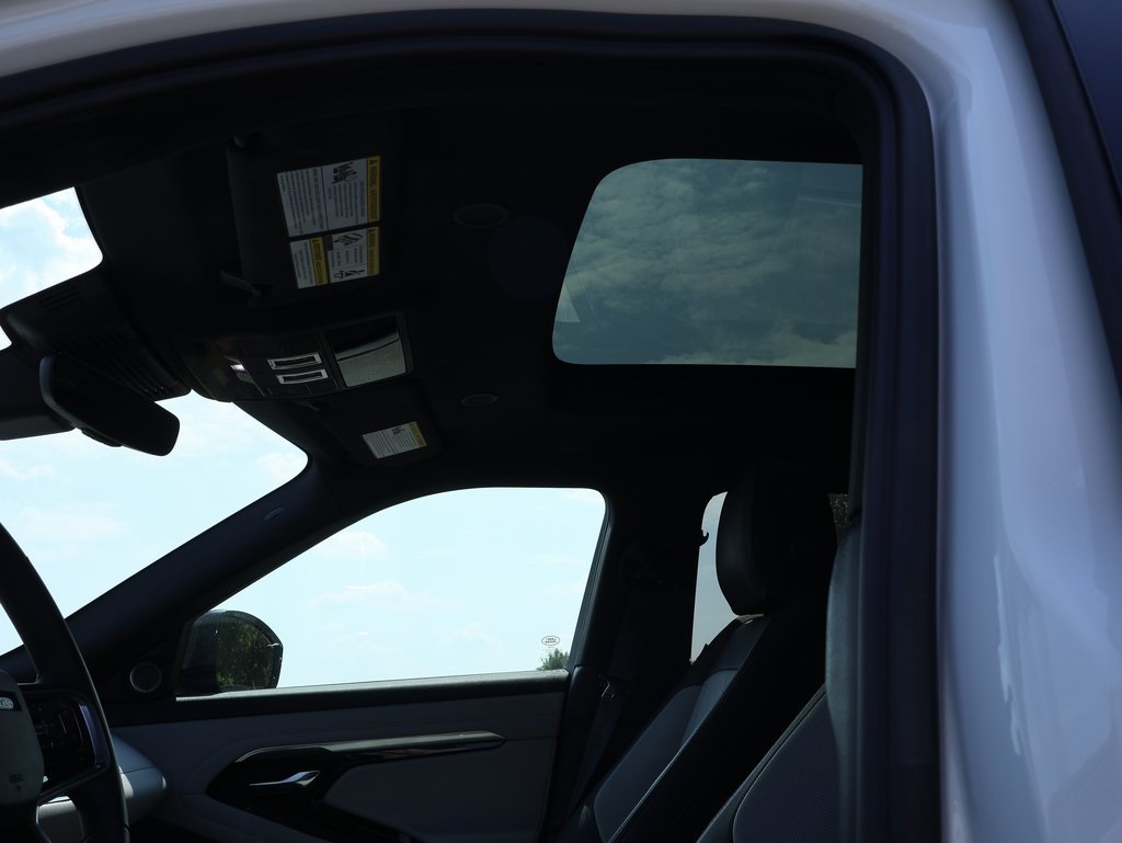 2023 Land Rover Range Rover Evoque R-Dynamic SE photo 16
