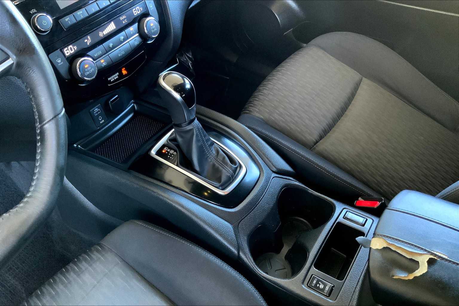 2017 Nissan Rogue SV photo 16