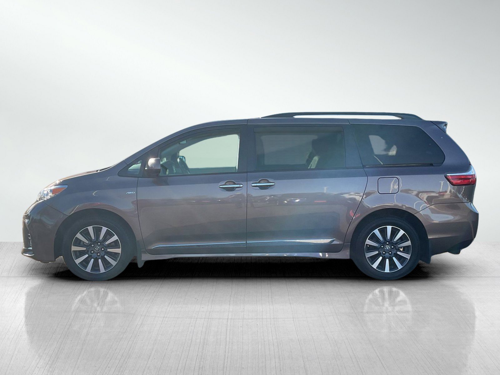 Used 2019 Toyota Sienna XLE Premium with VIN 5TDDZ3DCXKS214927 for sale in Brainerd, Minnesota