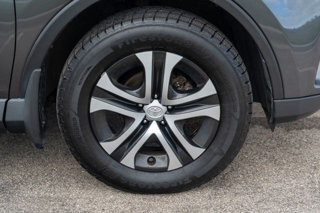 2017 Toyota RAV4 LE photo 8