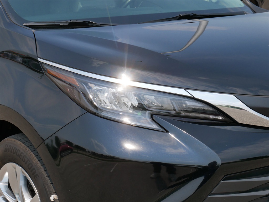 2024 Toyota Sienna XLE photo 8