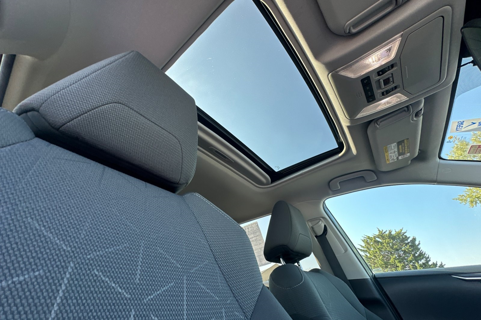 2022 Toyota RAV4 Hybrid XLE photo 16