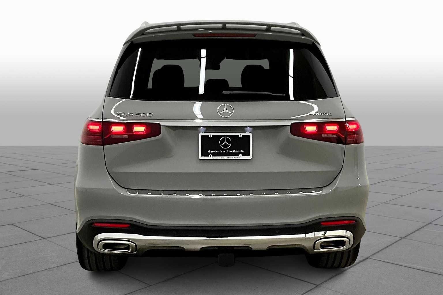 2025 Mercedes Benz GLS 580 4MATIC photo 3