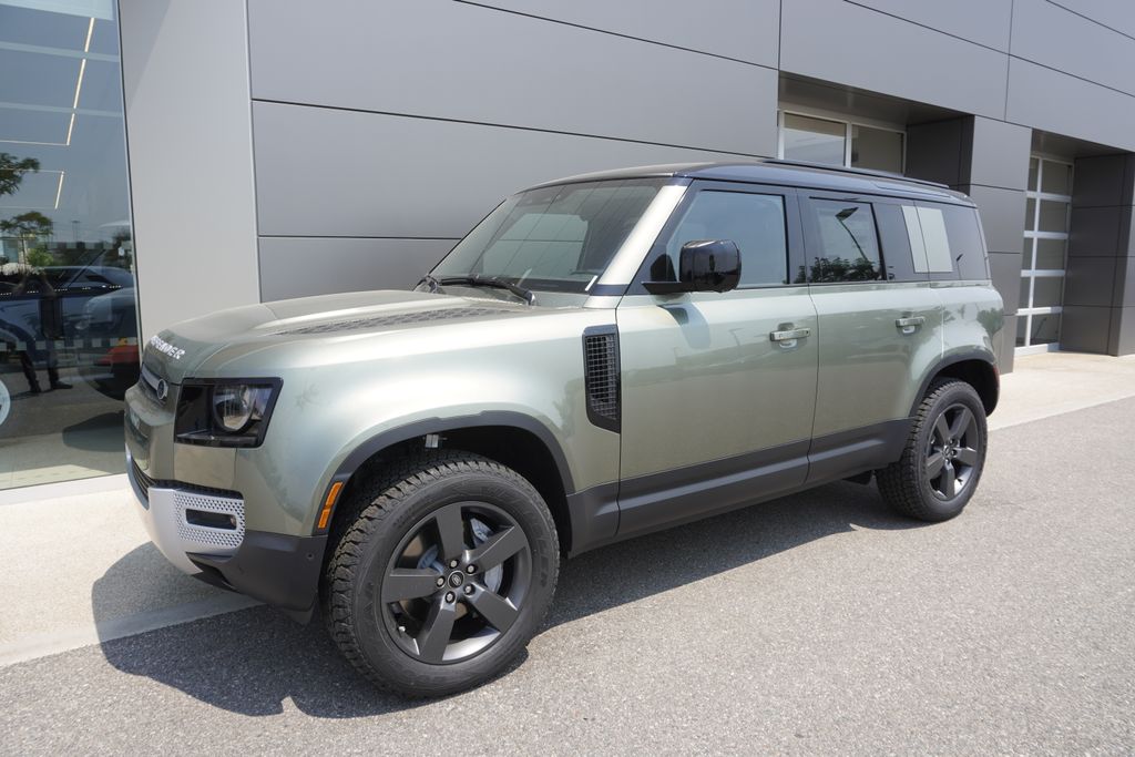 2025 Land Rover Defender 110 S photo 3