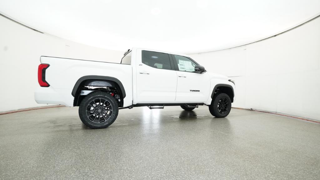 2025 Toyota Tundra SR5 CrewMax photo 18