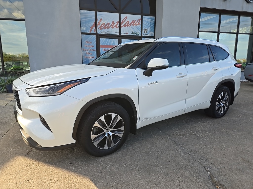 2021 Toyota Highlander Hybrid XLE photo 3