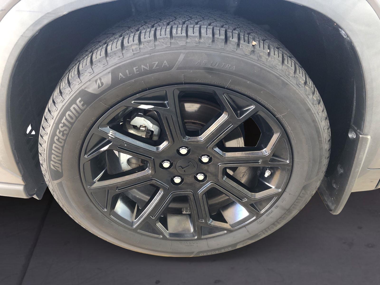2023 Toyota Highlander LE photo 14