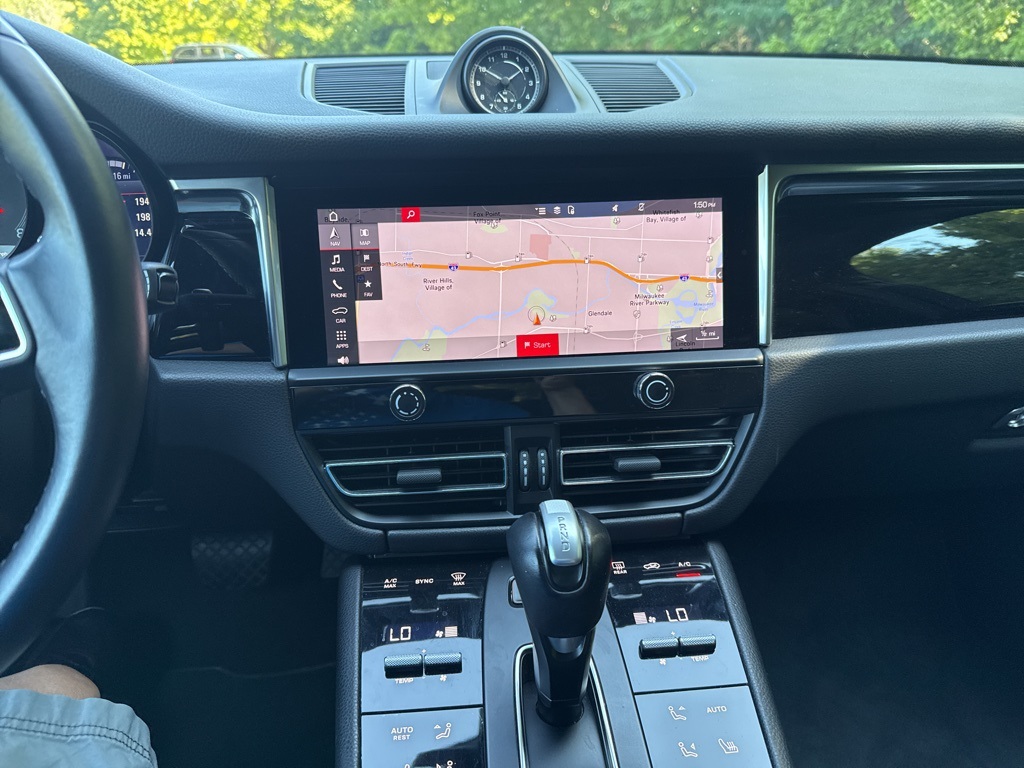 2023 Porsche Macan Base photo 19