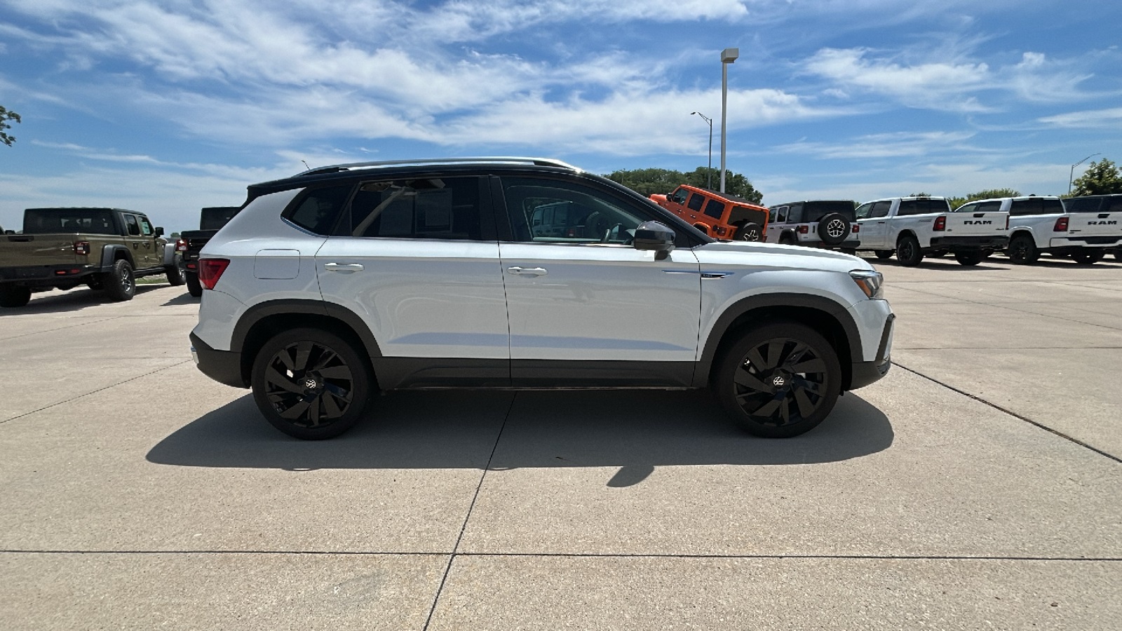 2024 Volkswagen Taos SE photo 2