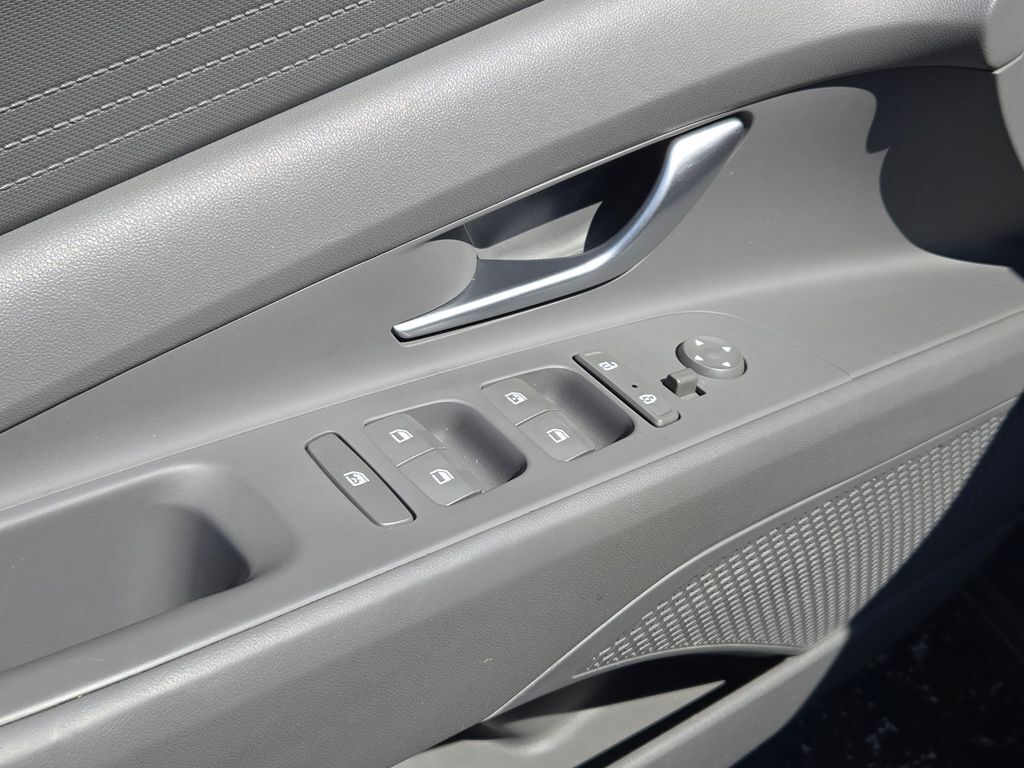 2023 Hyundai Elantra SEL photo 16