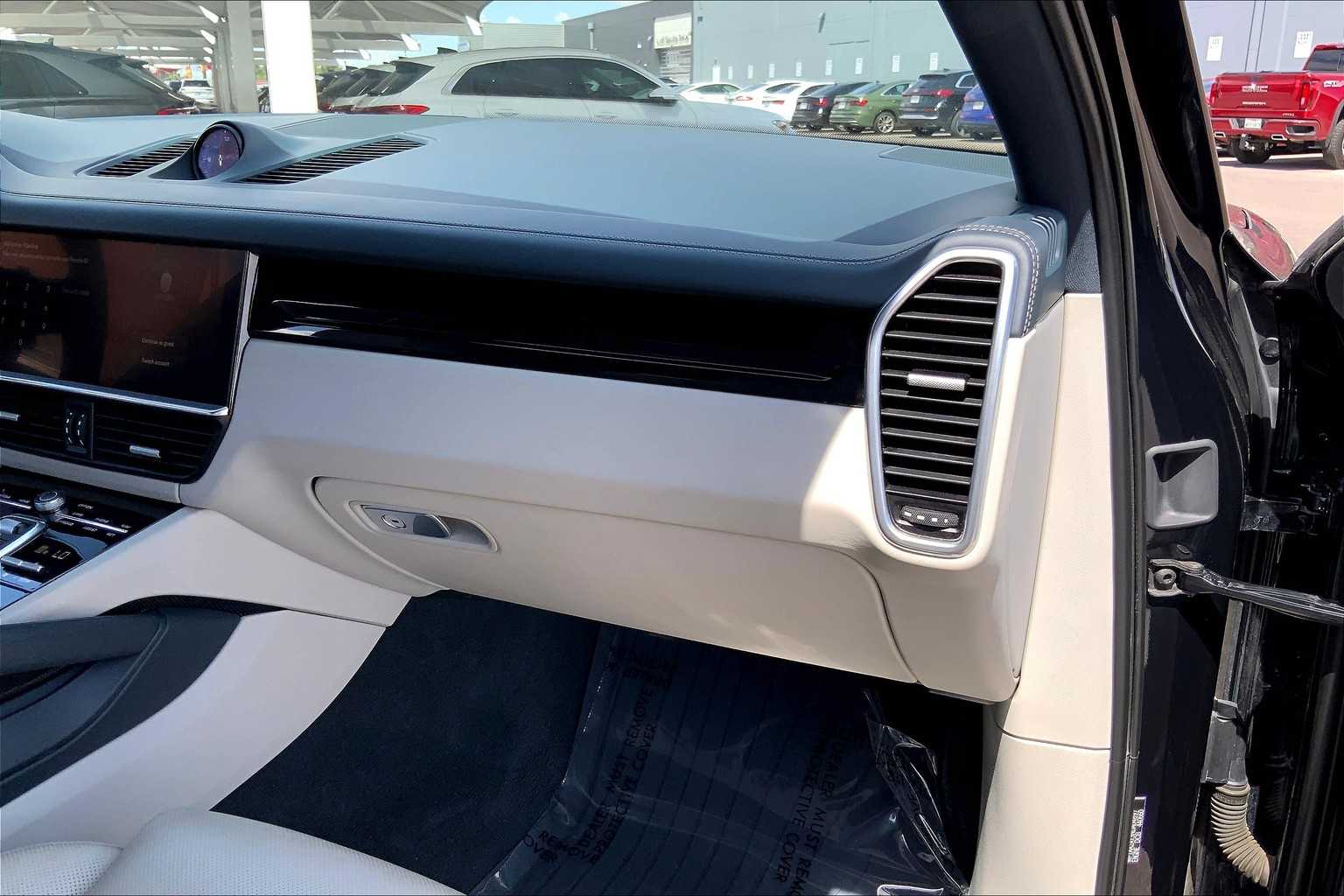 2022 Porsche Cayenne Base photo 17