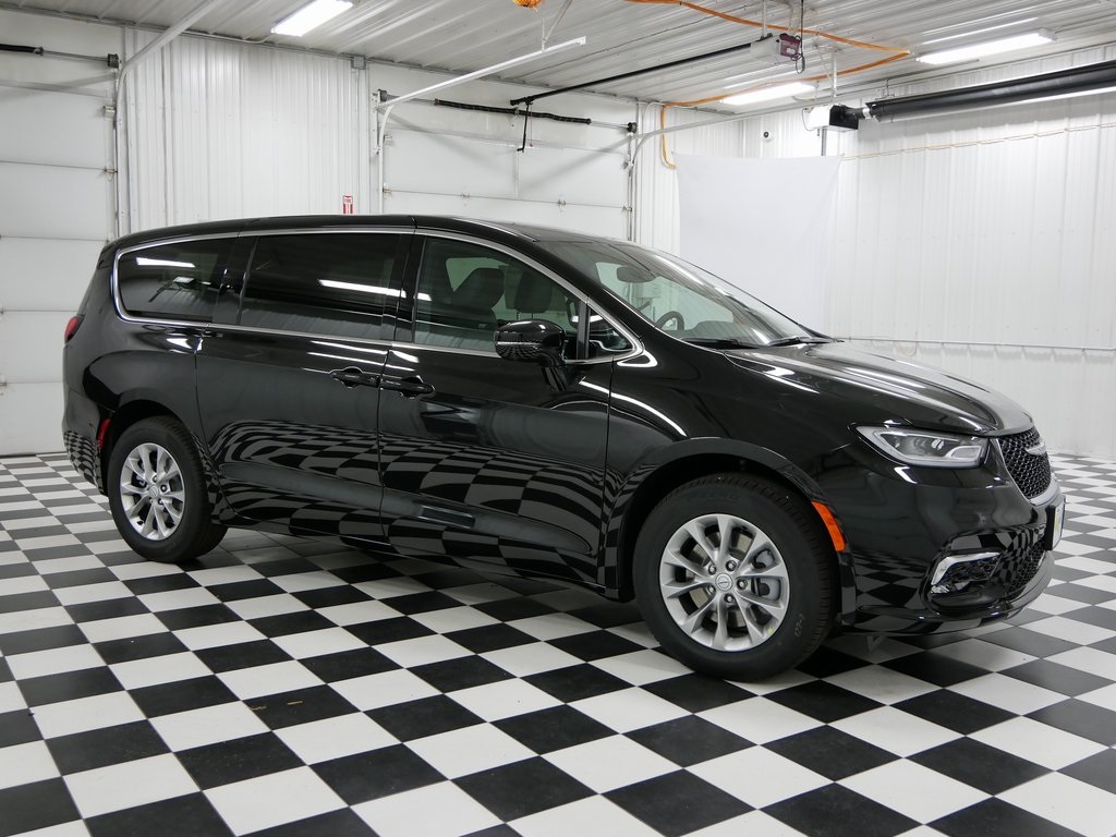 2026 Chrysler Pacifica Select's photo