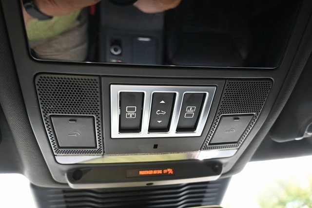 2023 Land Rover Discovery S R-Dynamic photo 35