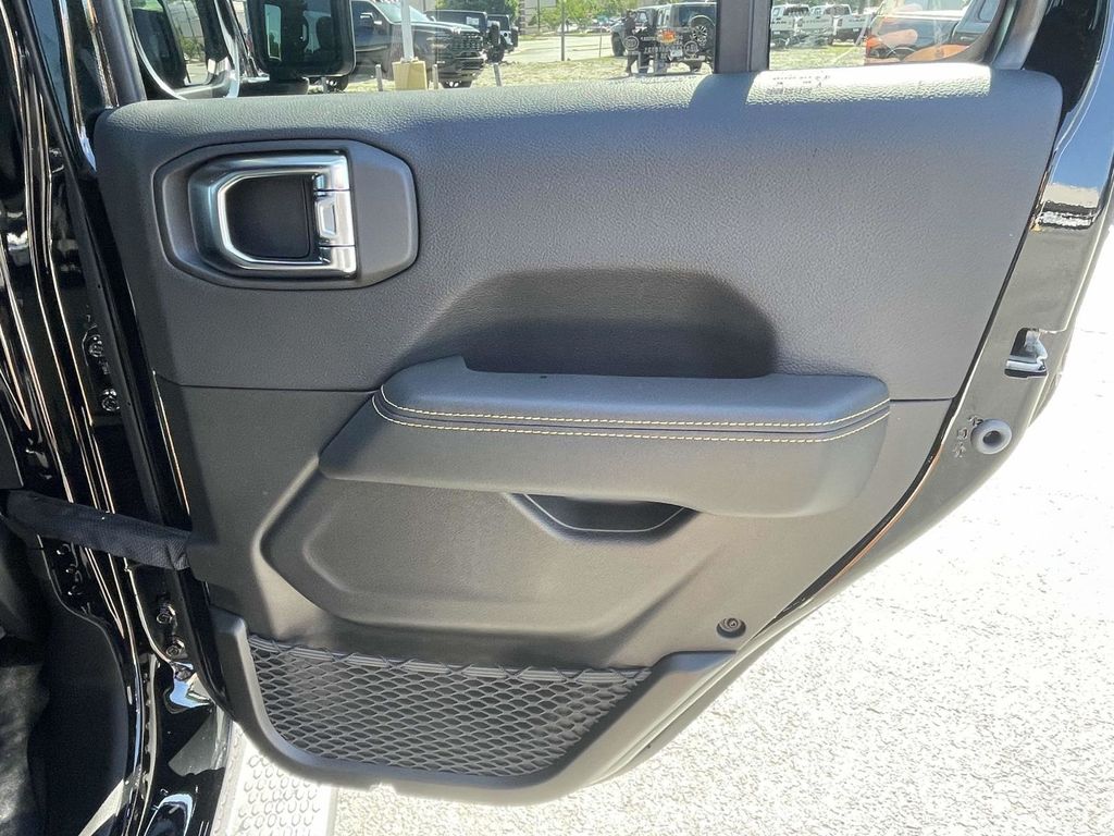2025 Jeep Wrangler Sahara photo 17
