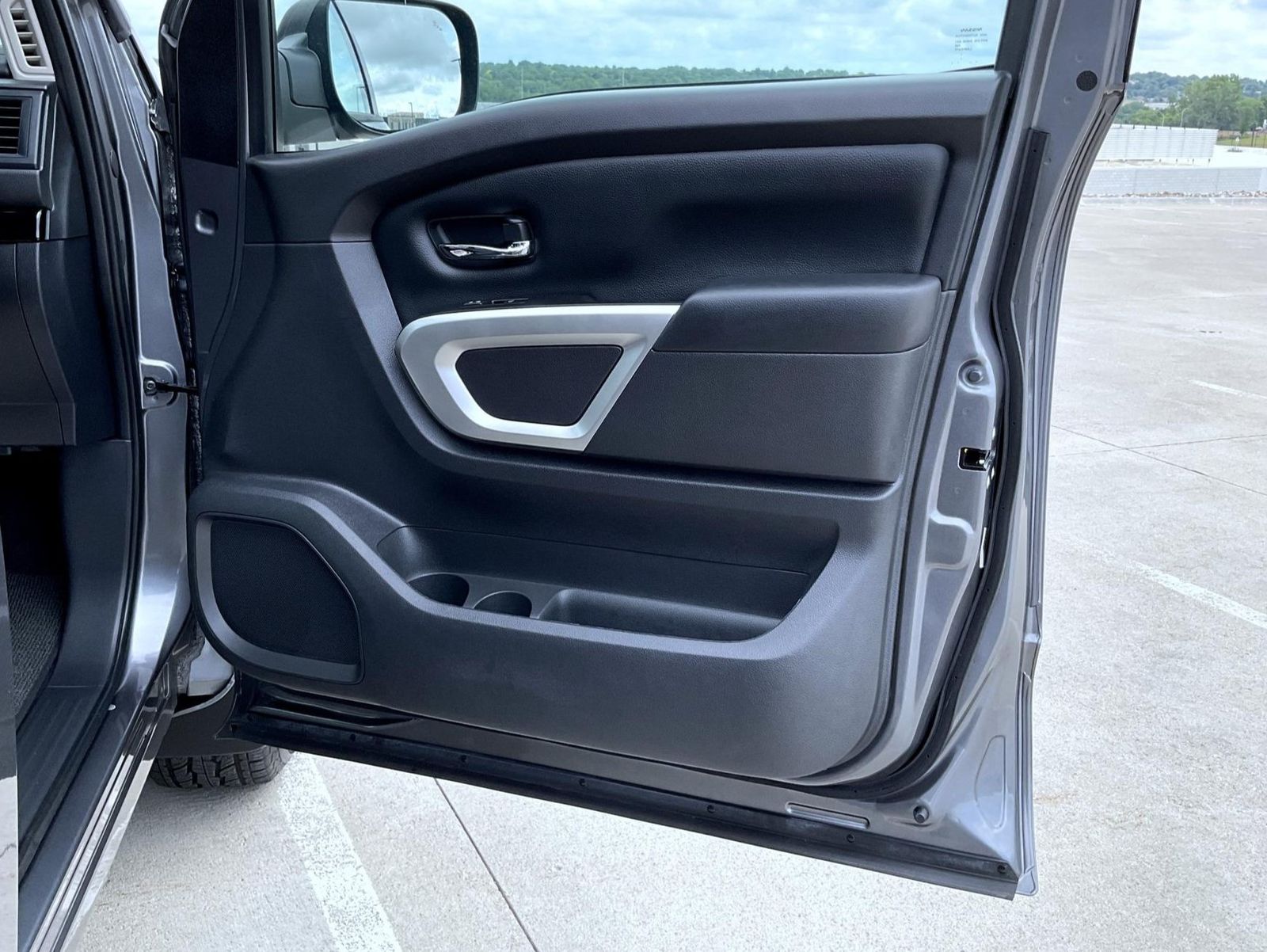 2024 Nissan Titan SV photo 17