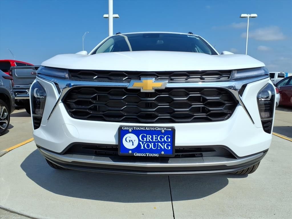 2025 Chevrolet Trax LT photo 2