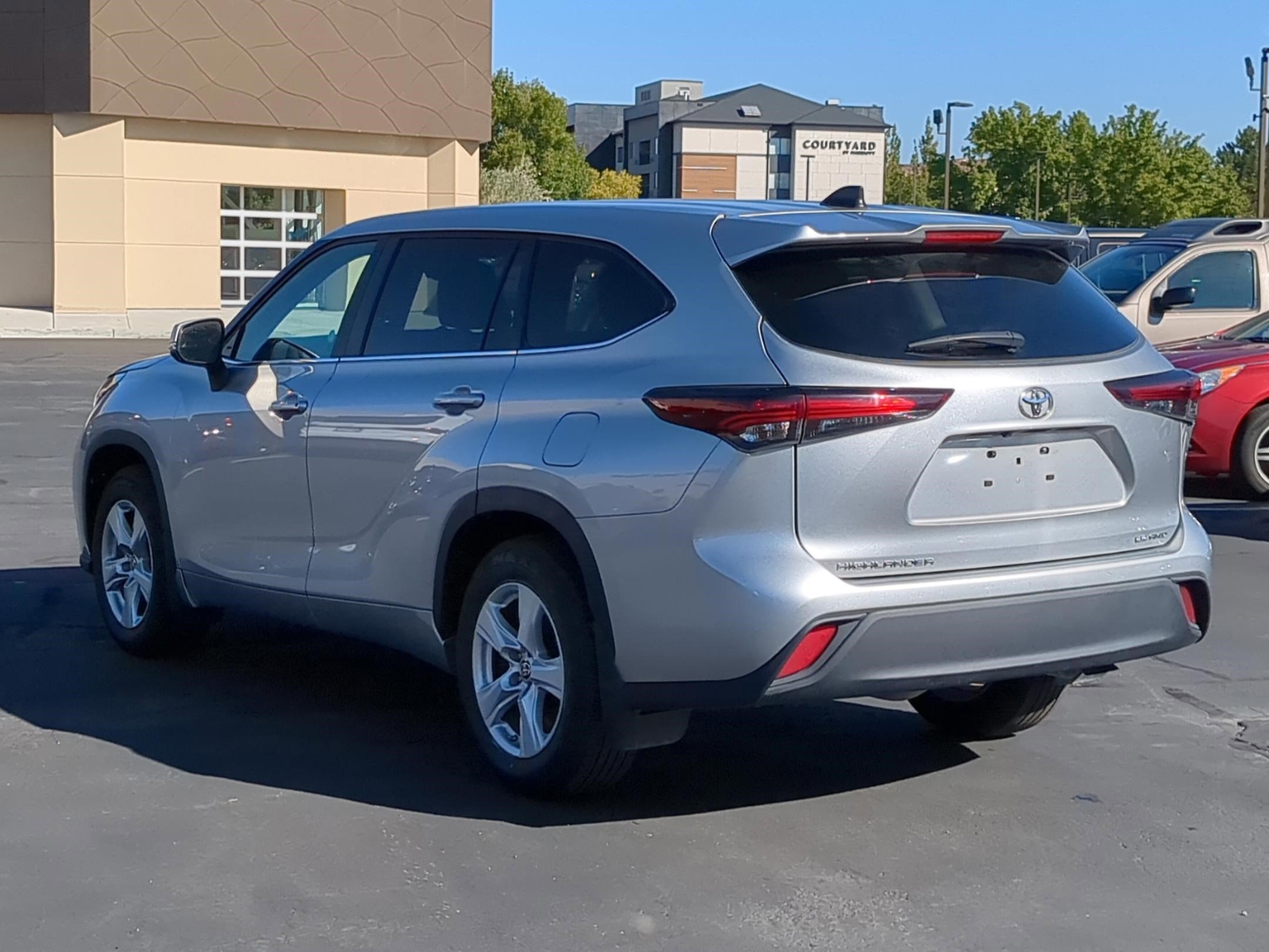 2024 Toyota Highlander LE photo 3