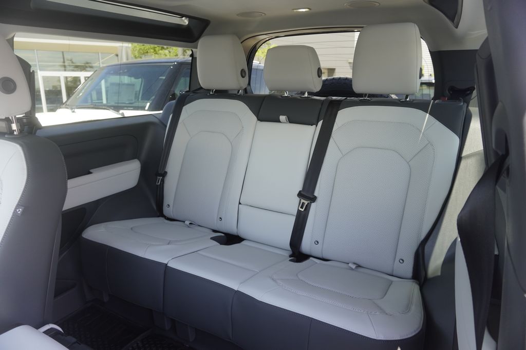 2025 Land Rover Defender 90 X-Dynamic SE photo 24