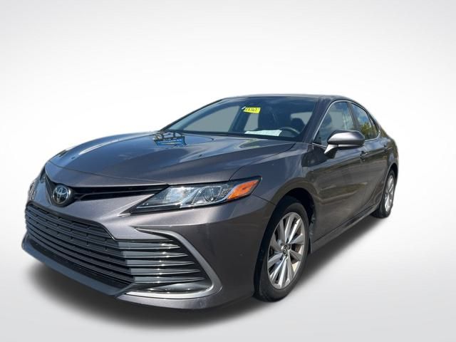 2024 Toyota Camry LE's photo
