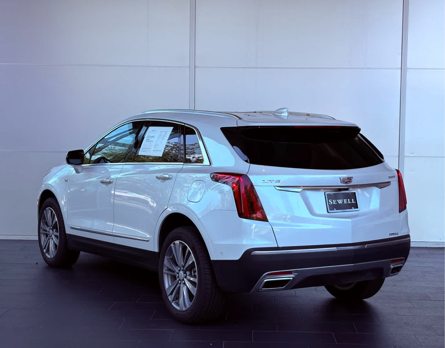 2025 Cadillac XT5 Premium Luxury photo 2