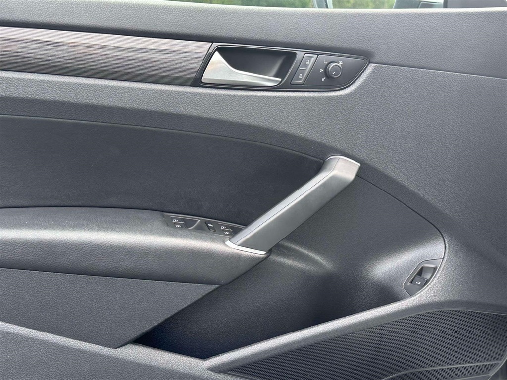 2020 Volkswagen Passat 2.0T R-Line photo 16
