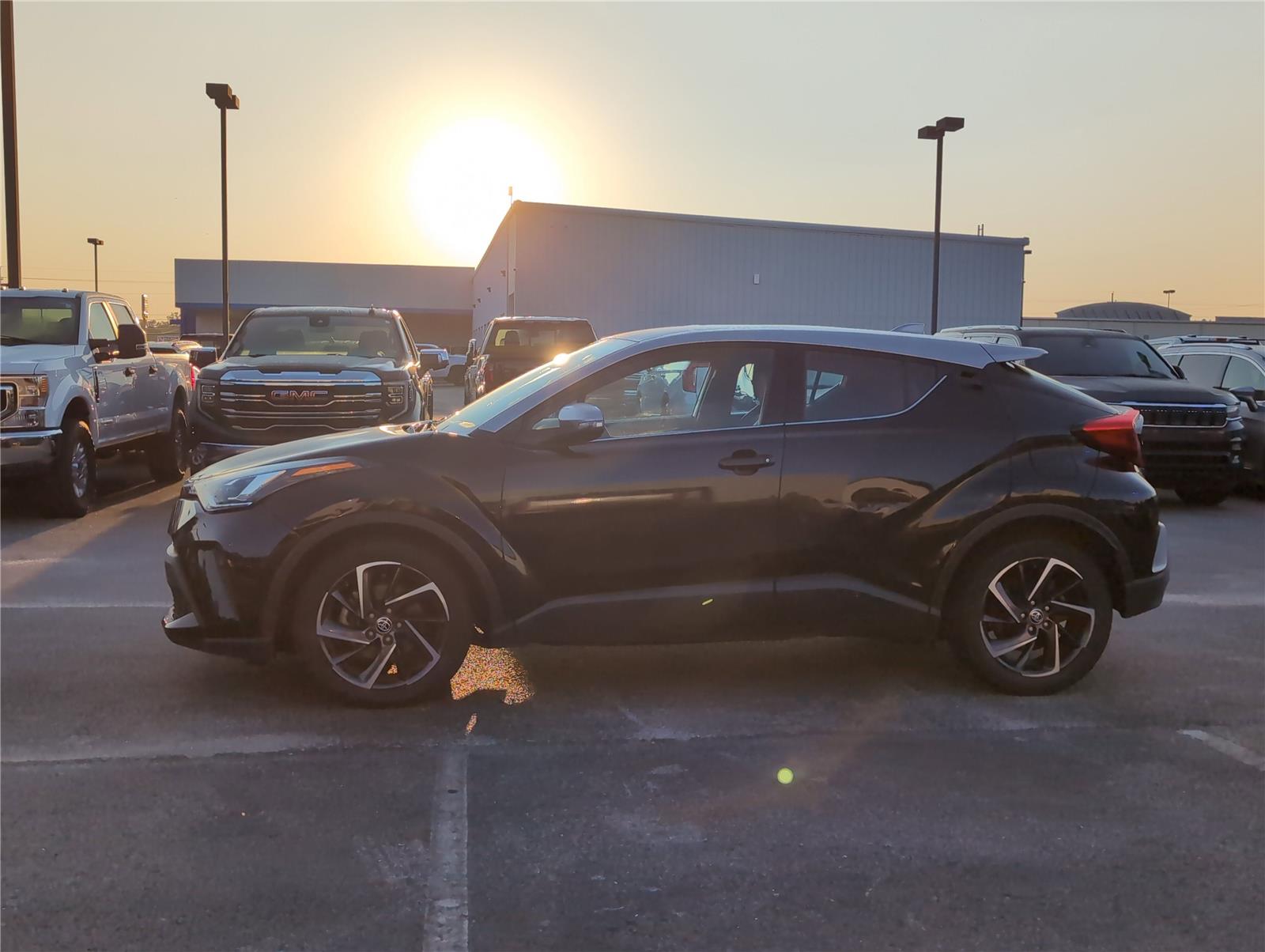 2021 Toyota C-HR LE photo 2