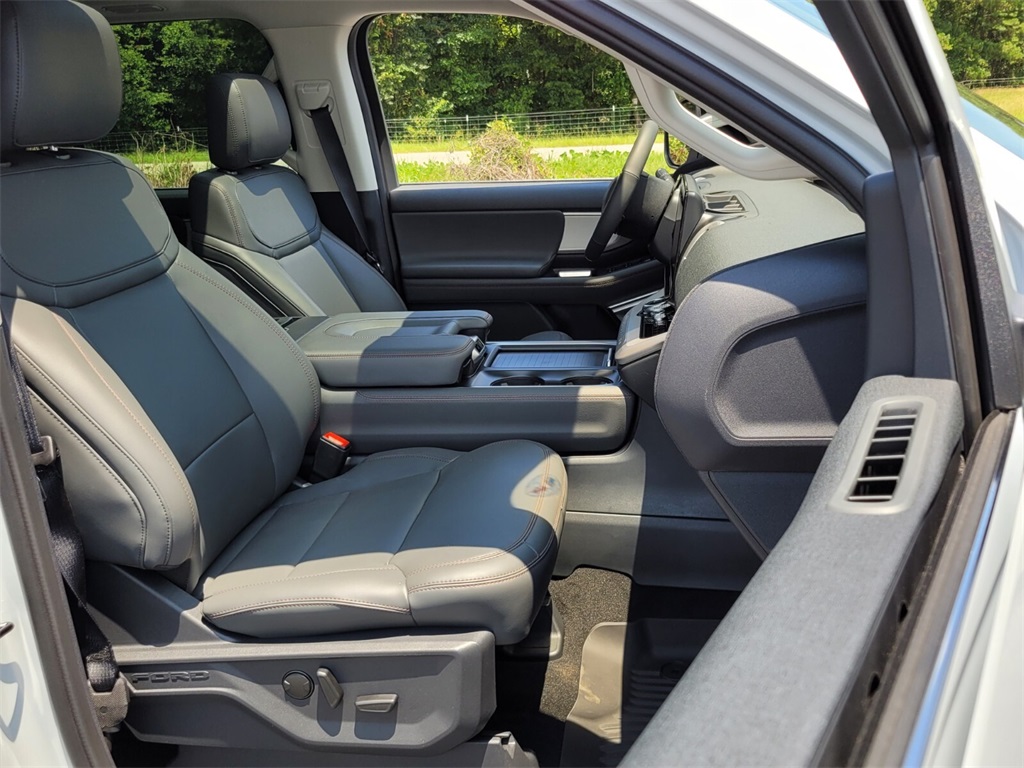 2025 Ford Expedition photo 16