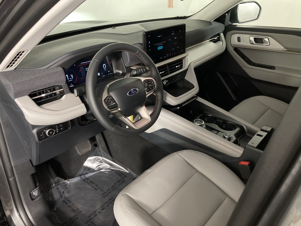 2025 Ford Explorer photo 4