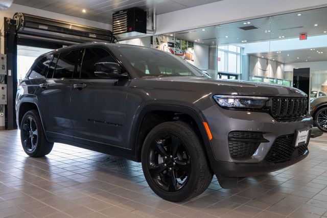 Used 2023 Gray Jeep Altitude X image 1