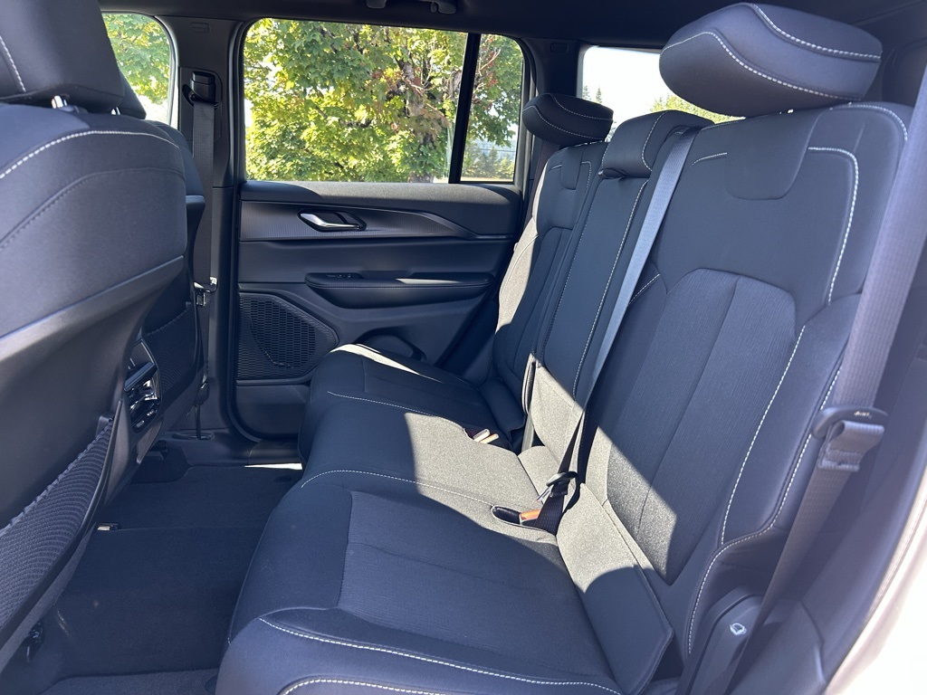 2025 Jeep Grand Cherokee Laredo X photo 25