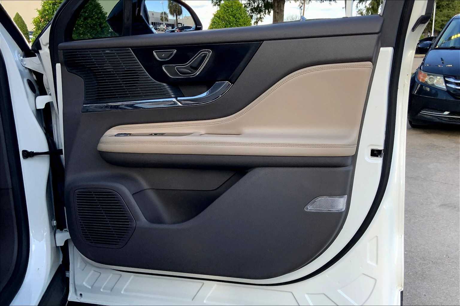 2020 Lincoln Corsair Standard photo 19