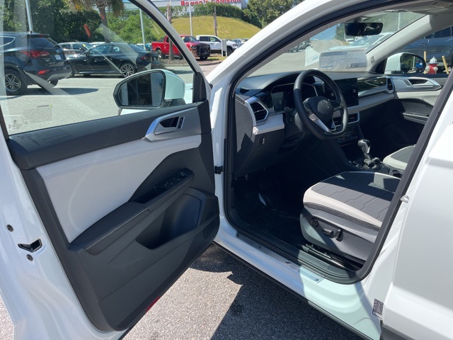 2025 Volkswagen Taos SE photo 4