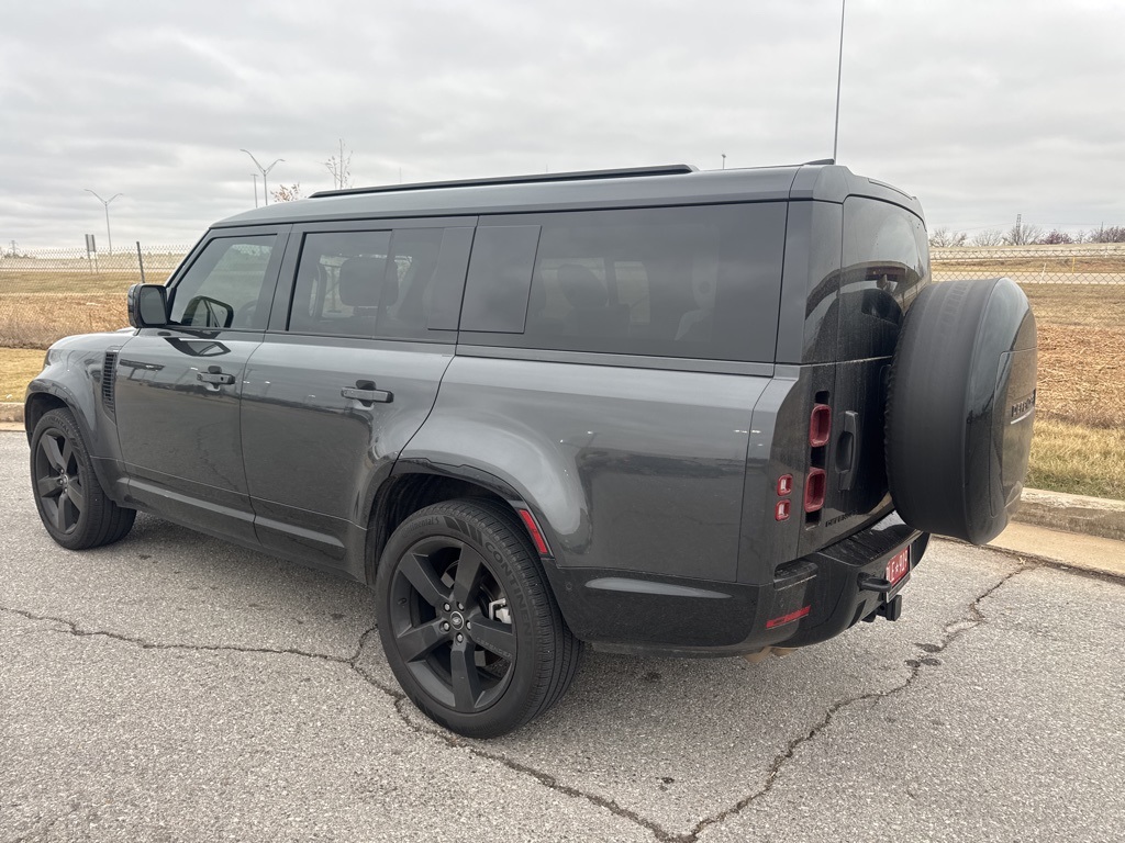 2025 Land Rover Defender 130 X-Dynamic SE photo 3