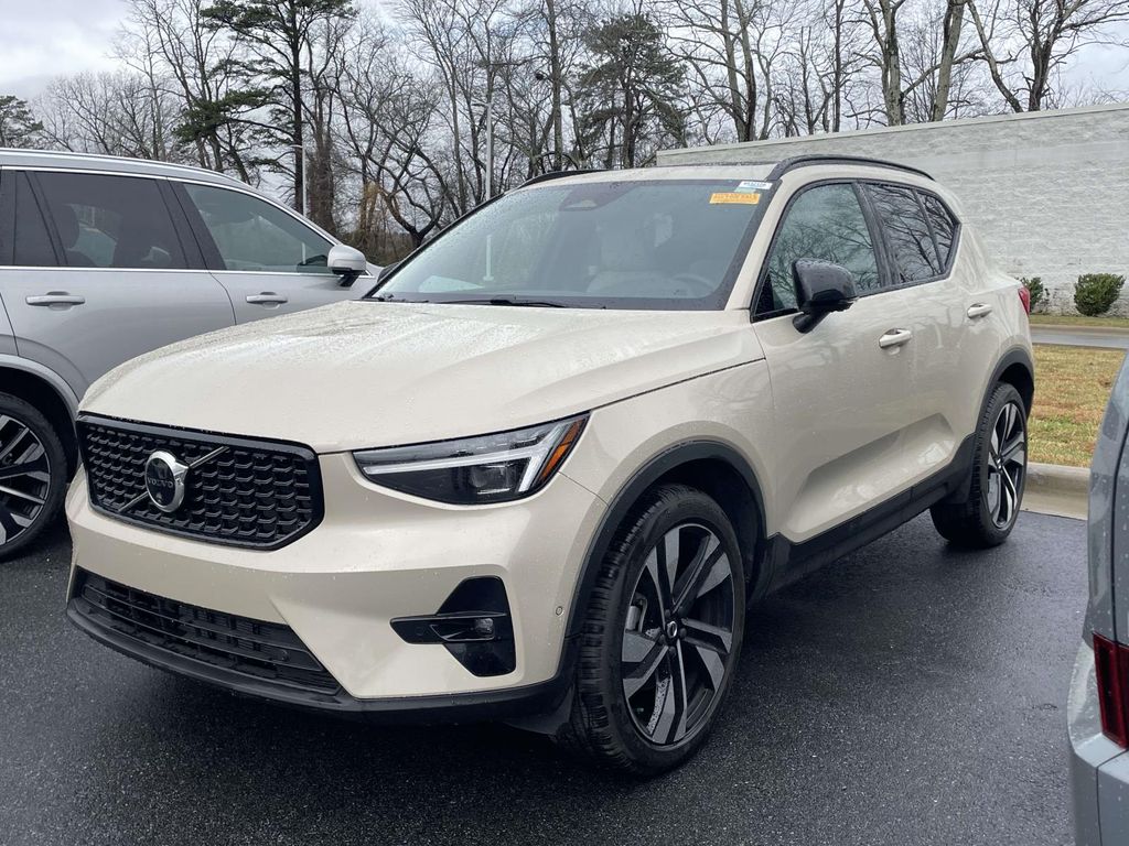 2025 Volvo XC40 photo 2