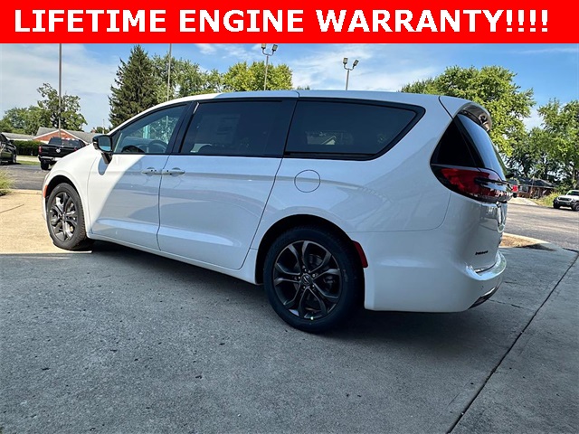 2026 Chrysler Pacifica photo 5