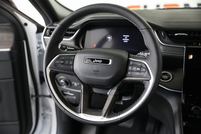 2025 Jeep Grand Cherokee Limited photo 3
